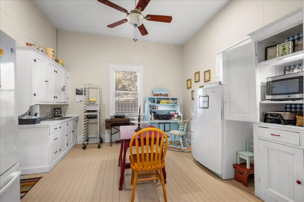 501 W Moore Moulton, TX 77975
