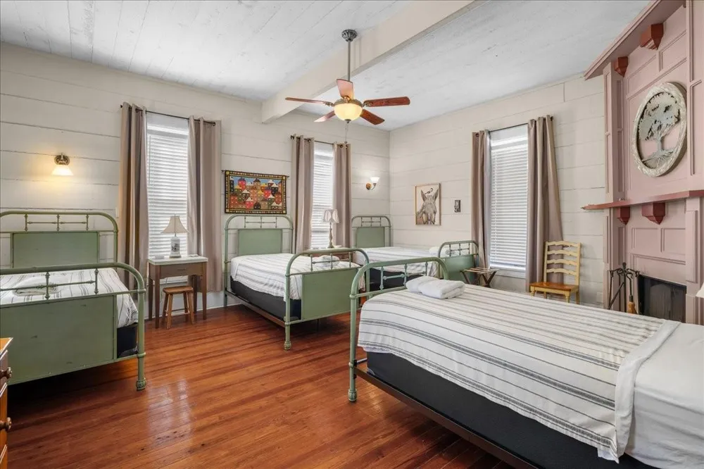 501 W Moore Moulton, TX 77975