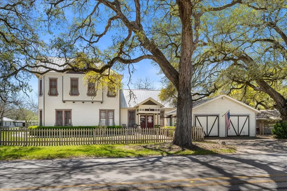 501 W Moore Moulton, TX 77975