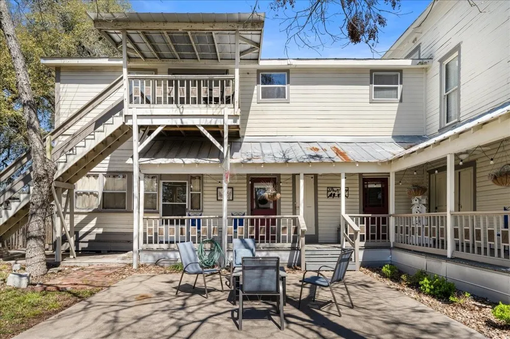 501 W Moore Moulton, TX 77975