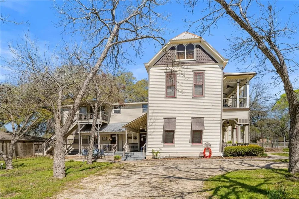 501 W Moore Moulton, TX 77975