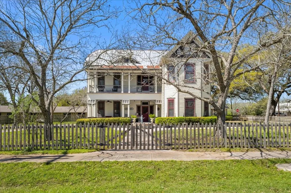 501 W Moore Moulton, TX 77975