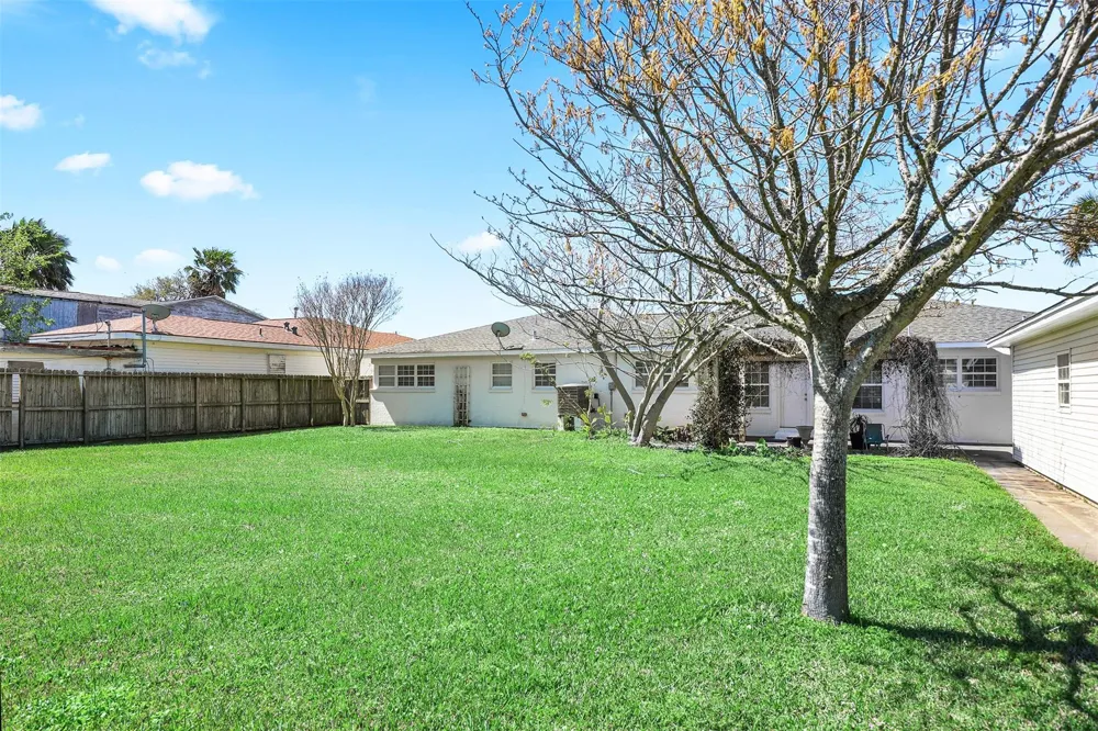 2206 Wimcrest Street Galveston, TX 77551