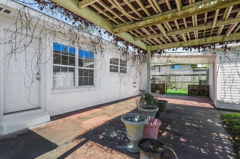 2206 Wimcrest Street Galveston, TX 77551