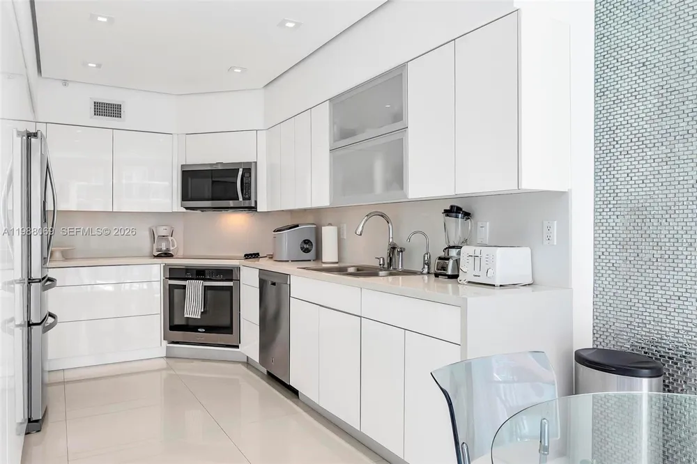 3370 HIDDEN BAY DR #2210 Aventura, FL 33180