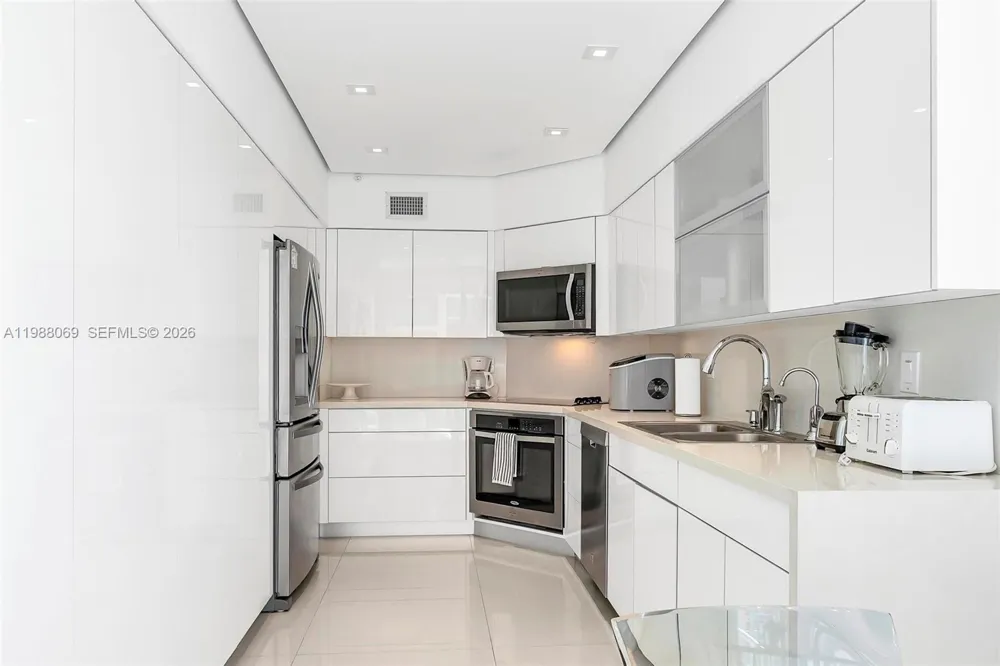3370 HIDDEN BAY DR #2210 Aventura, FL 33180