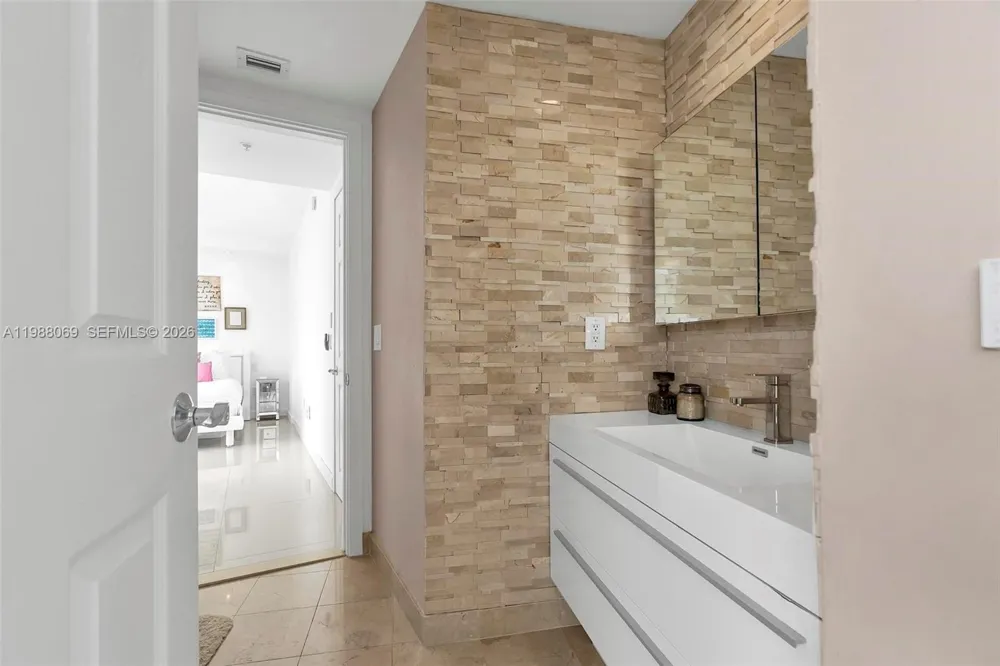 3370 HIDDEN BAY DR #2210 Aventura, FL 33180