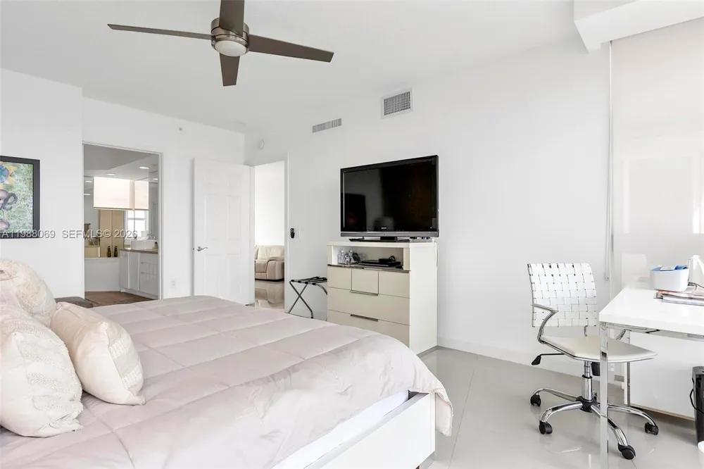 3370 HIDDEN BAY DR #2210 Aventura, FL 33180