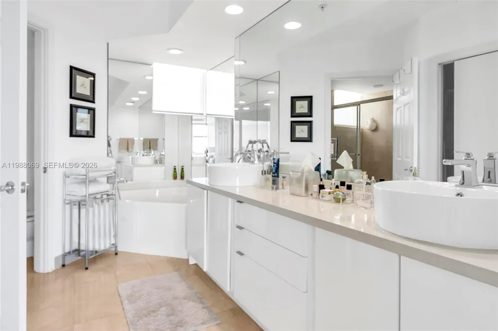 3370 HIDDEN BAY DR #2210 Aventura, FL 33180