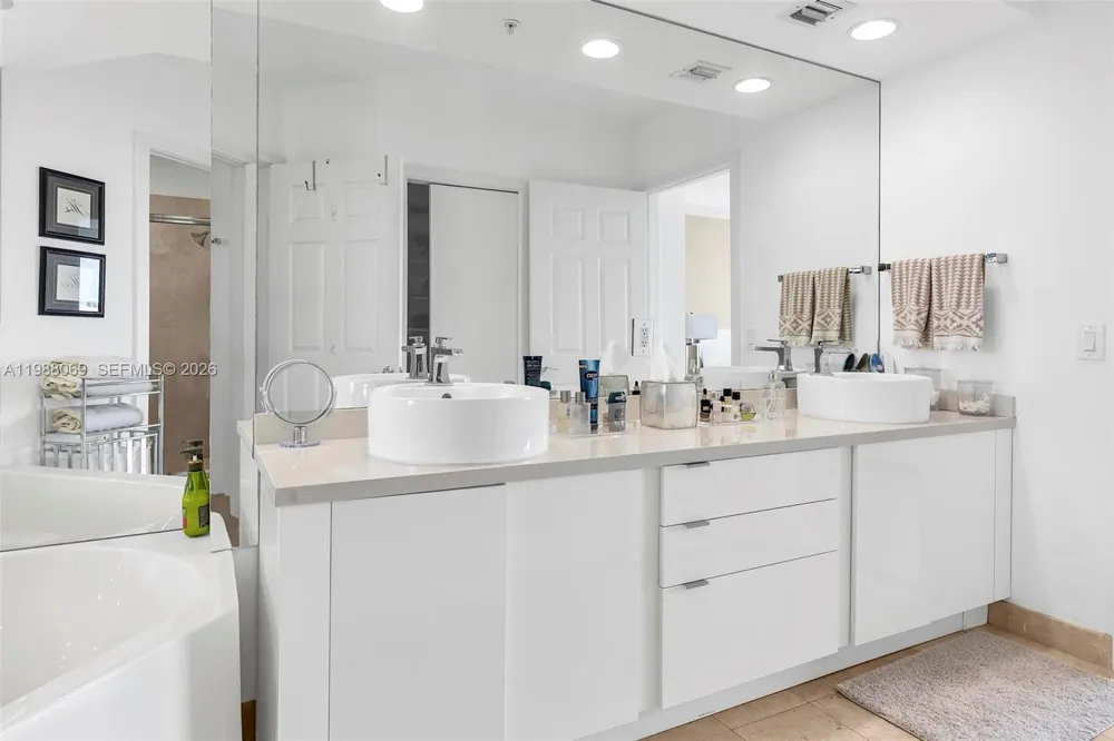 3370 HIDDEN BAY DR #2210 Aventura, FL 33180