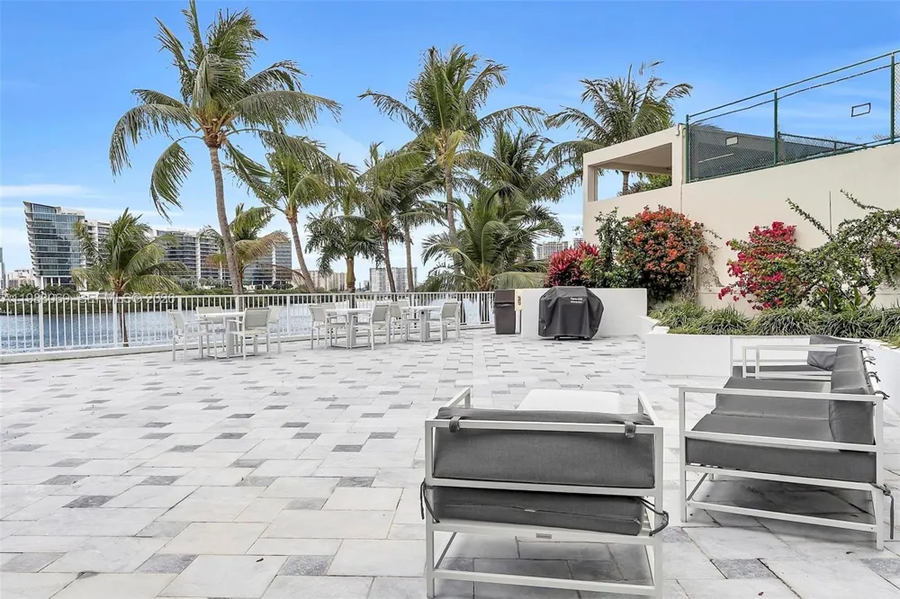 3370 HIDDEN BAY DR #2210 Aventura, FL 33180