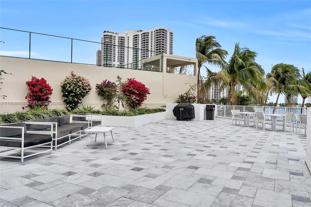 3370 HIDDEN BAY DR #2210 Aventura, FL 33180