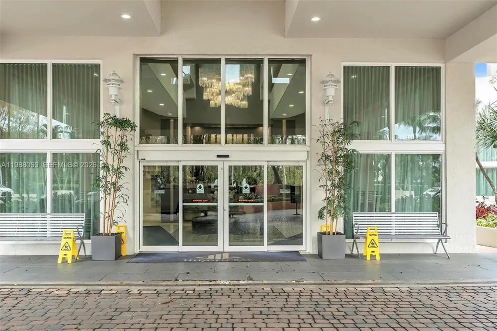 3370 HIDDEN BAY DR #2210 Aventura, FL 33180