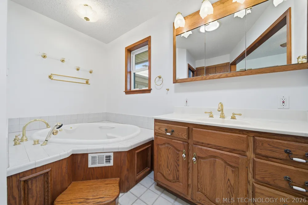 1001 Hopi Street Chouteau, OK 74337