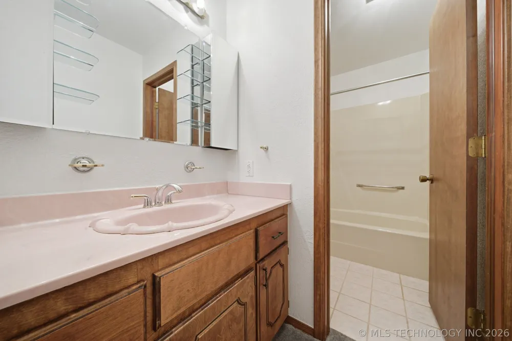 1001 Hopi Street Chouteau, OK 74337