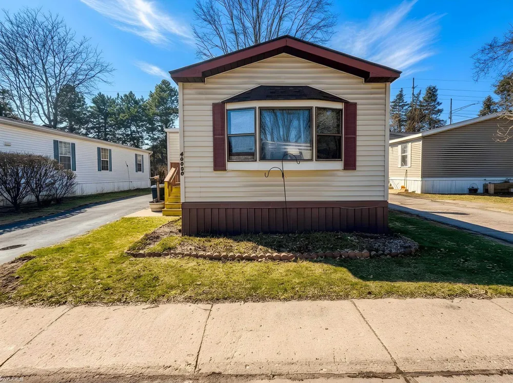 48609 Pineview Drive Shelby Charter Township, MI 48317
