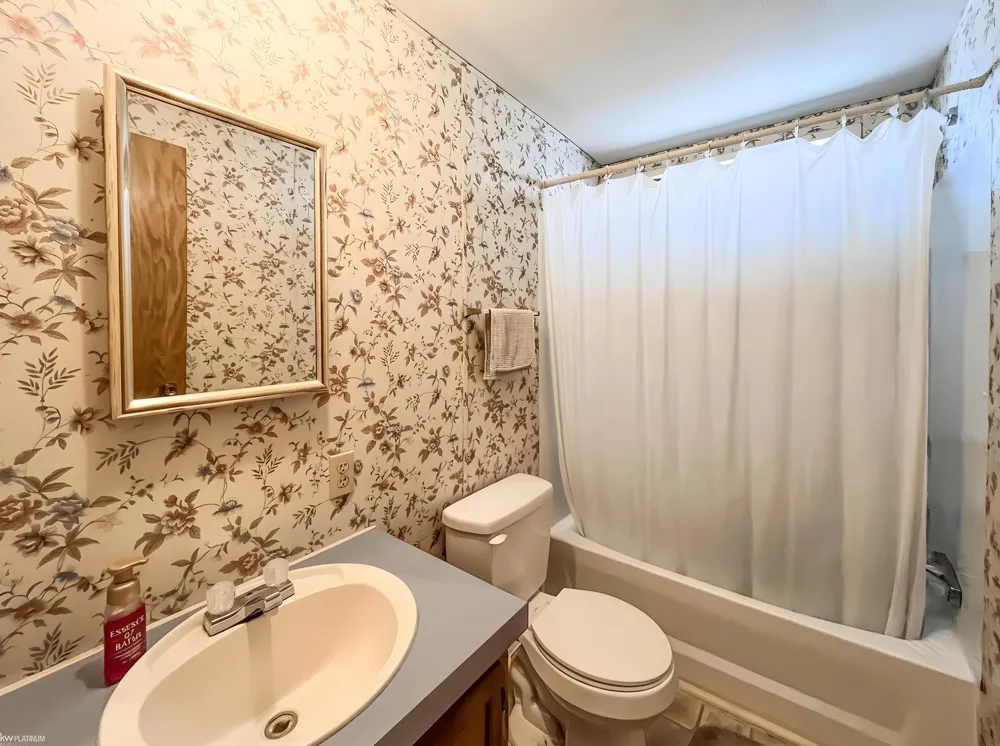 48609 Pineview Drive Shelby Charter Township, MI 48317