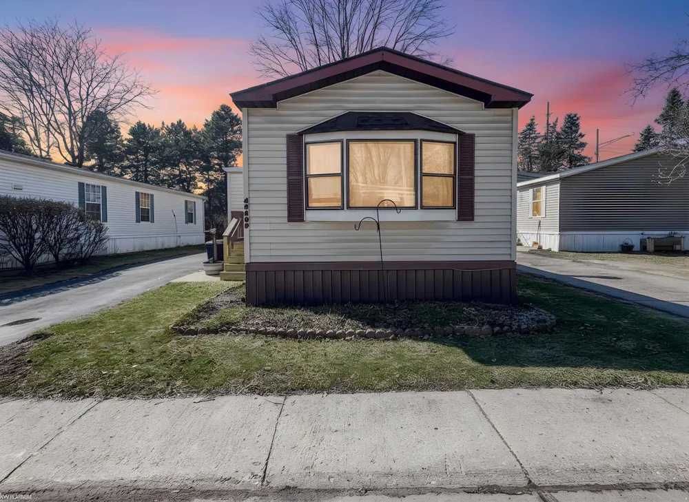 48609 Pineview Drive Shelby Charter Township, MI 48317