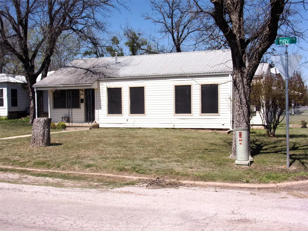 1902 W Dry Street San Saba, TX 76877