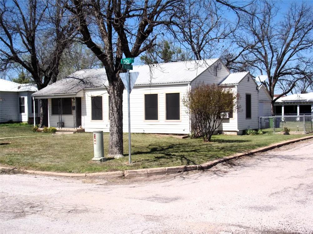1902 W Dry Street San Saba, TX 76877