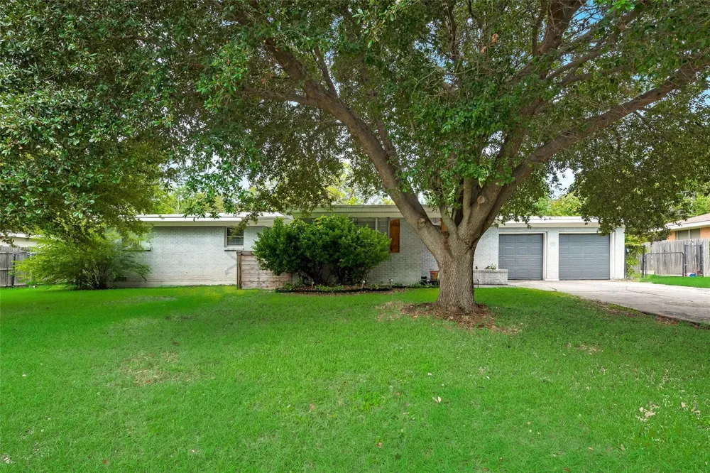 3812 Springbranch Drive Benbrook, TX 76116