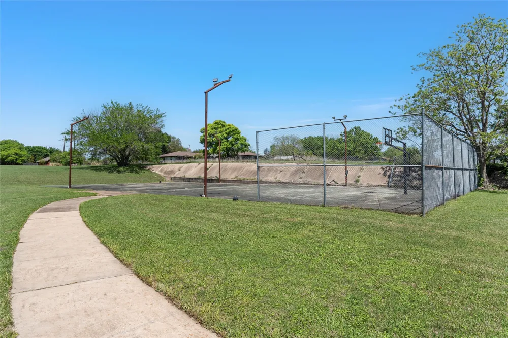 1049 W Moonlight Drive Robinson, TX 76706