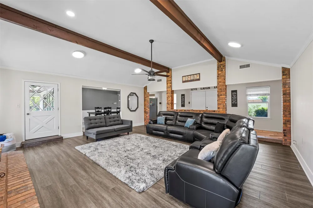 1049 W Moonlight Drive Robinson, TX 76706