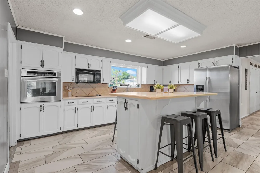 1049 W Moonlight Drive Robinson, TX 76706