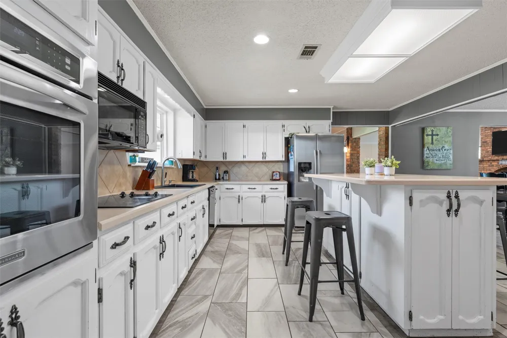 1049 W Moonlight Drive Robinson, TX 76706