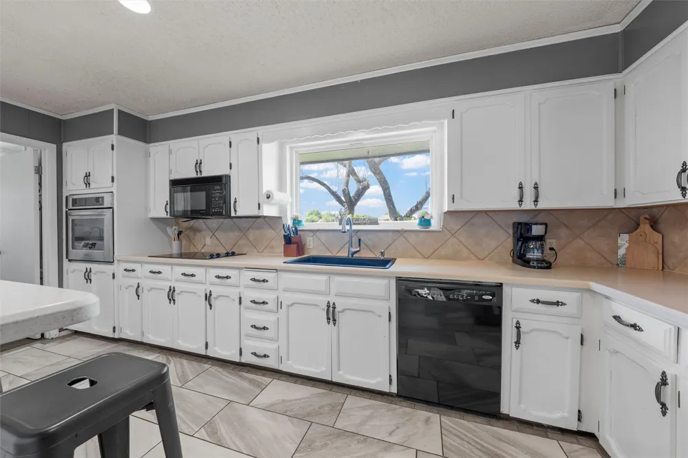 1049 W Moonlight Drive Robinson, TX 76706