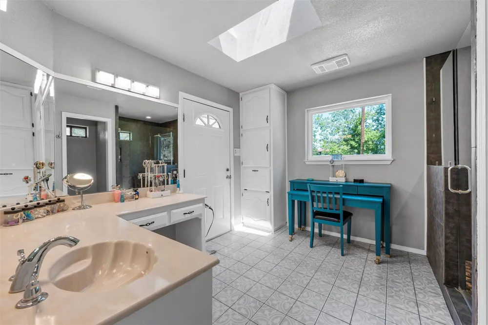 1049 W Moonlight Drive Robinson, TX 76706