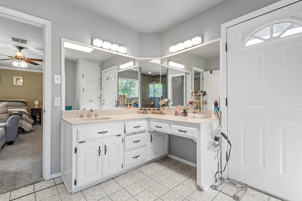 1049 W Moonlight Drive Robinson, TX 76706
