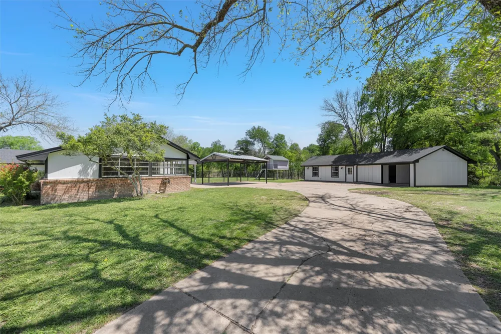 1049 W Moonlight Drive Robinson, TX 76706