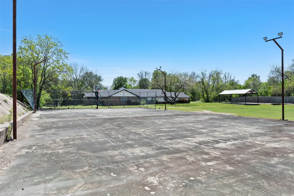 1049 W Moonlight Drive Robinson, TX 76706