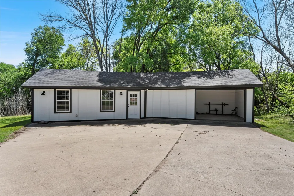 1049 W Moonlight Drive Robinson, TX 76706