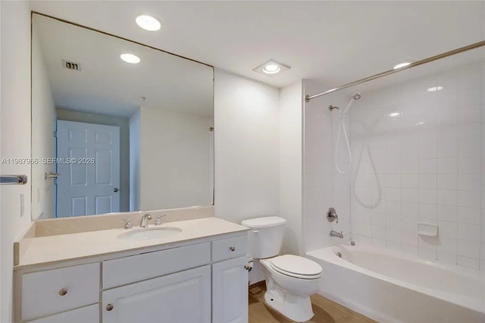 2000 Bayshore Dr #506 Miami, FL 33137