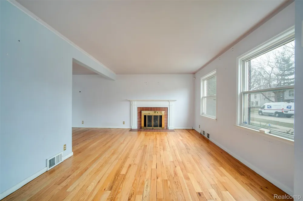 19217 Linville Street Grosse Pointe Woods City, MI 48236