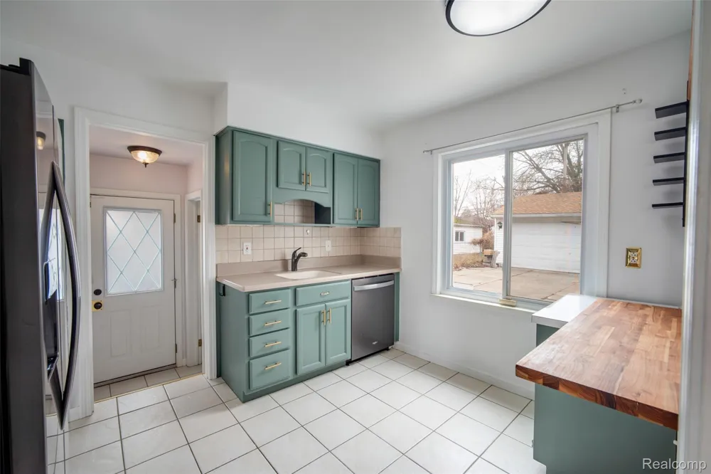 19217 Linville Street Grosse Pointe Woods City, MI 48236
