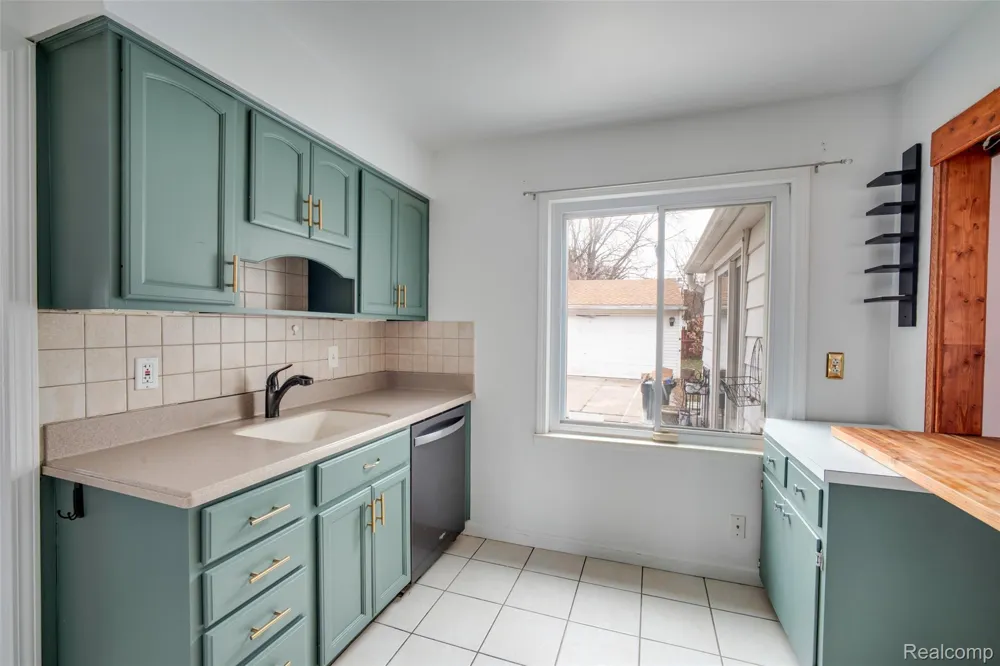 19217 Linville Street Grosse Pointe Woods City, MI 48236