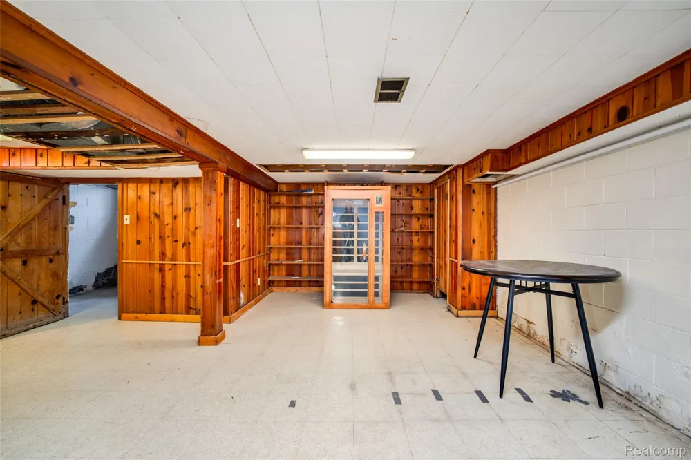 19217 Linville Street Grosse Pointe Woods City, MI 48236