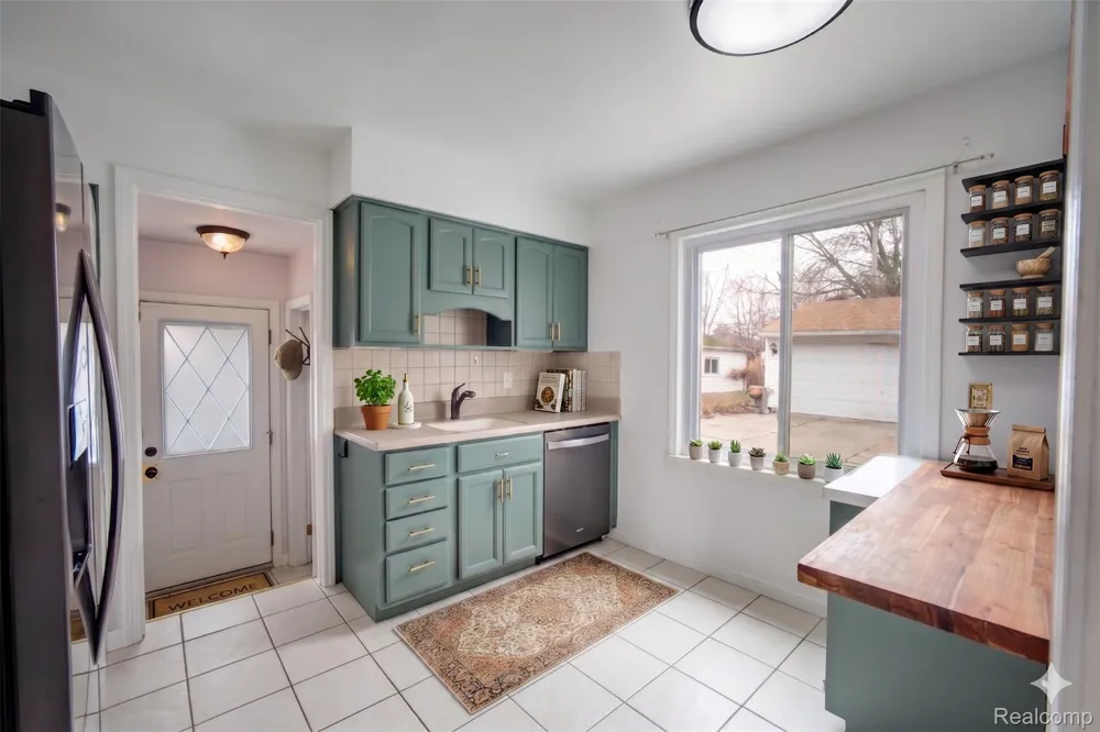 19217 Linville Street Grosse Pointe Woods City, MI 48236