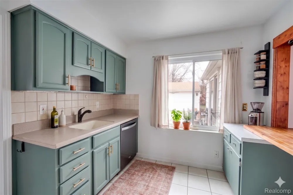 19217 Linville Street Grosse Pointe Woods City, MI 48236
