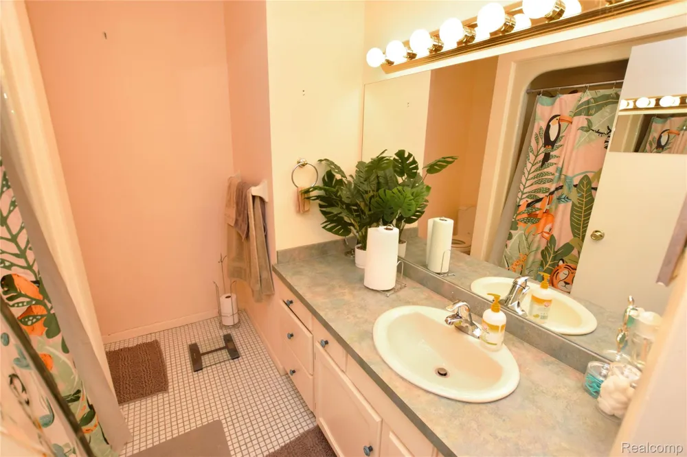 2525 White Oak Place Flint Charter Township, MI 48532