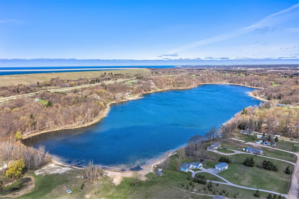 5424 W Oak Point Road Ludington, MI 49431