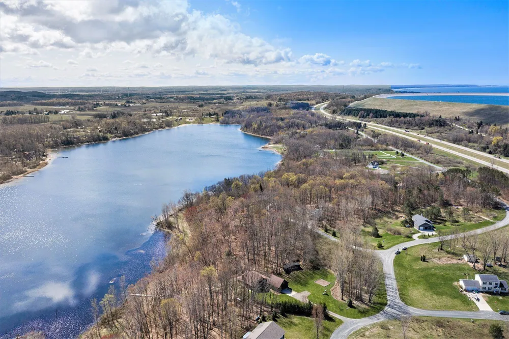 5424 W Oak Point Road Ludington, MI 49431