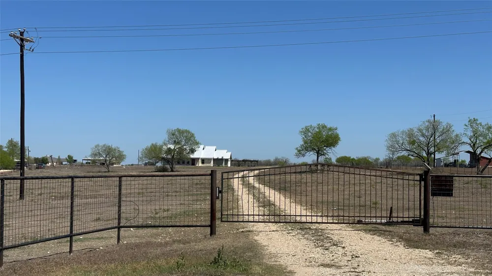 4355 SE River Road Martindale, TX 78655