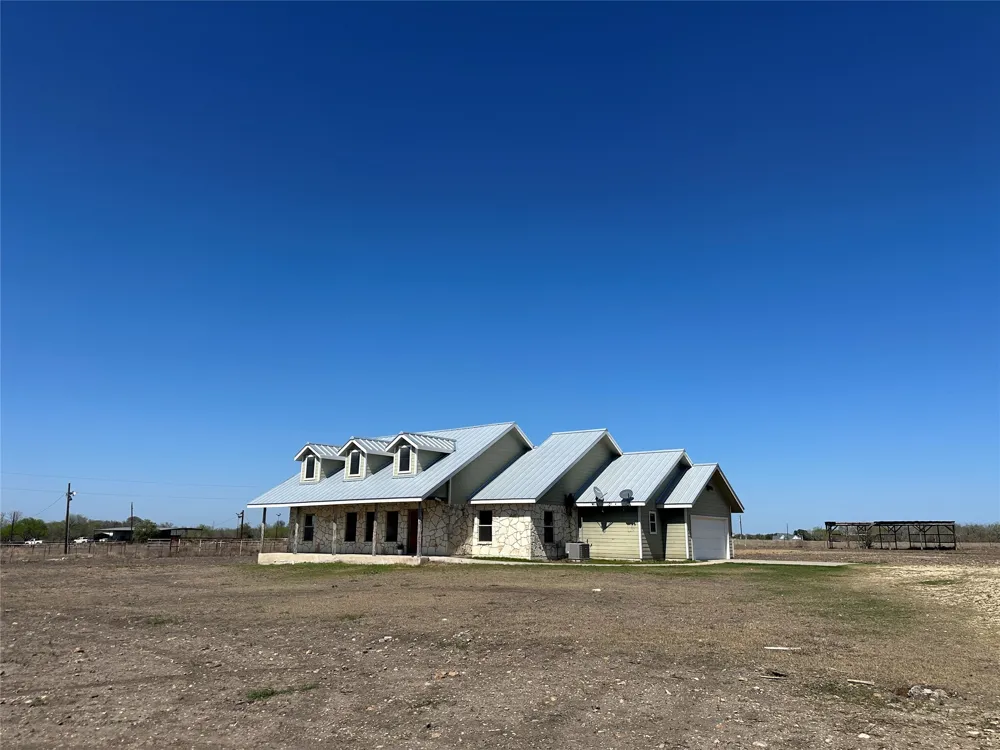 4355 SE River Road Martindale, TX 78655