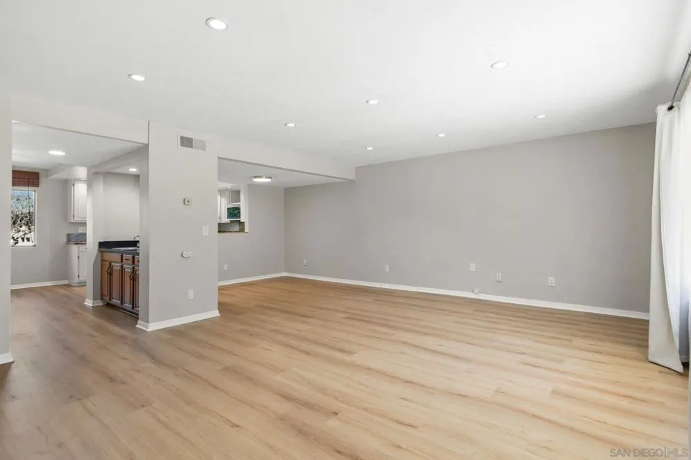835 E Ave #B Coronado, CA 92118