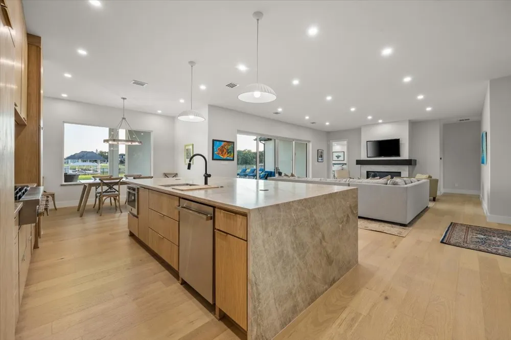 1532 Laguna Pelican Bay, TX 76020