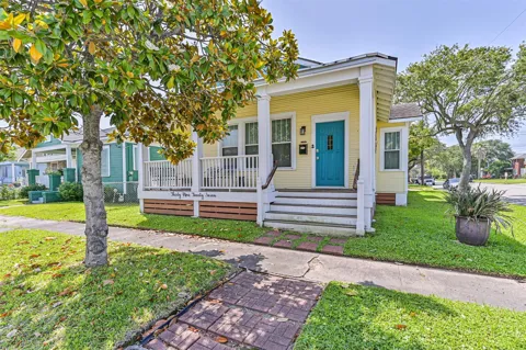 3927 Bernardo De Galvez Avenue